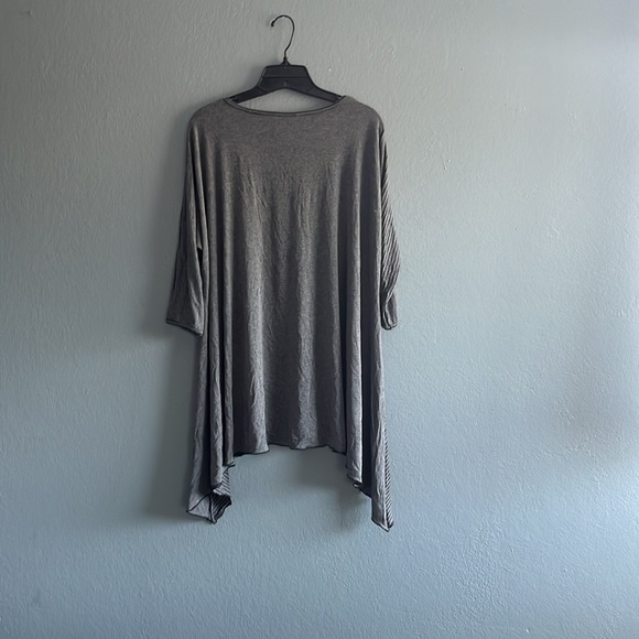 Carol Turner collection gray striped front flowing bottom shirt size S/M - Picture 5 of 7